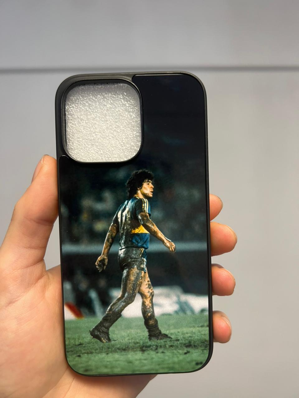 Funda negra personalizada con una foto de Maradona en cancha, para iPhone