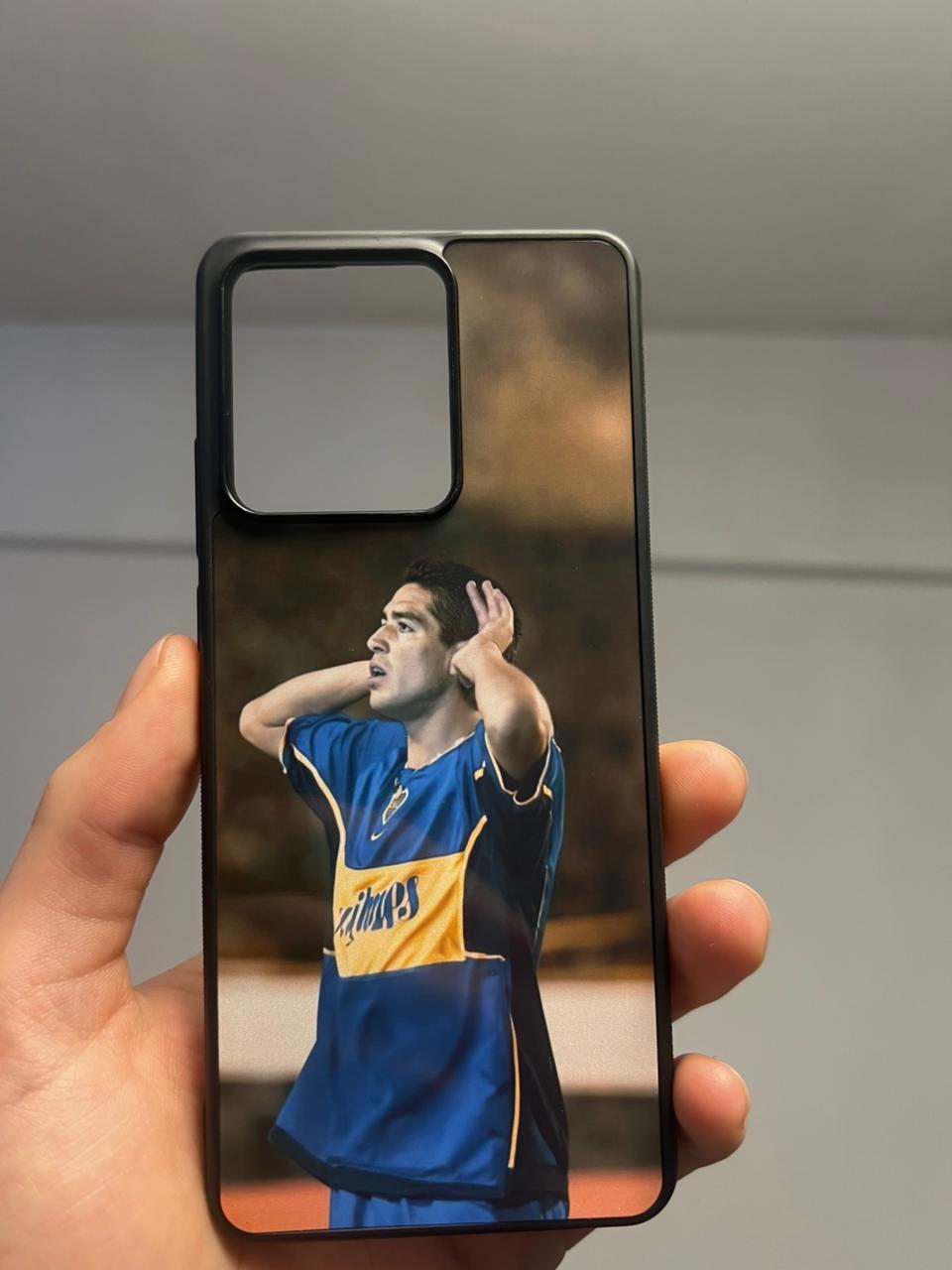 Funda negra personalizada con una foto de Riquelme festejando, para Samsung